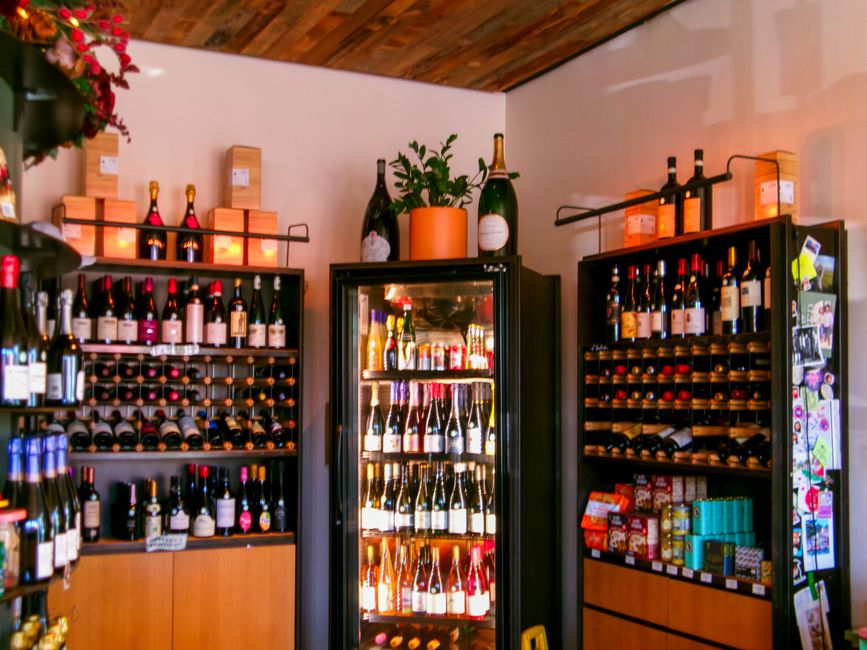 Italienischer Weinberg und Wein